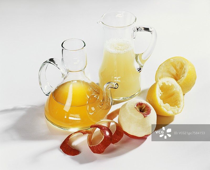 苹果醋和柠檬醋玻璃瓶装图片素材