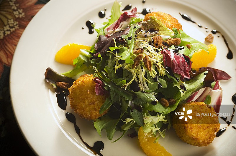 混合沙拉配橙子山羊奶酪和黑醋图片素材