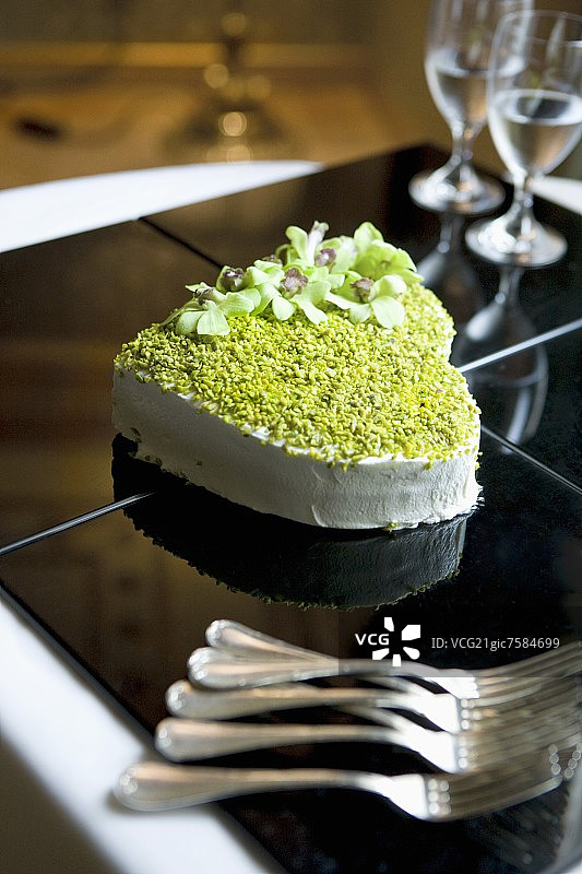 情人节开心果心形蛋糕图片素材