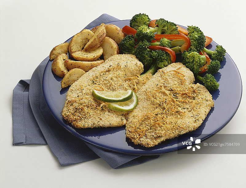 炸面包屑比目鱼配薯条、西兰花和红椒图片素材
