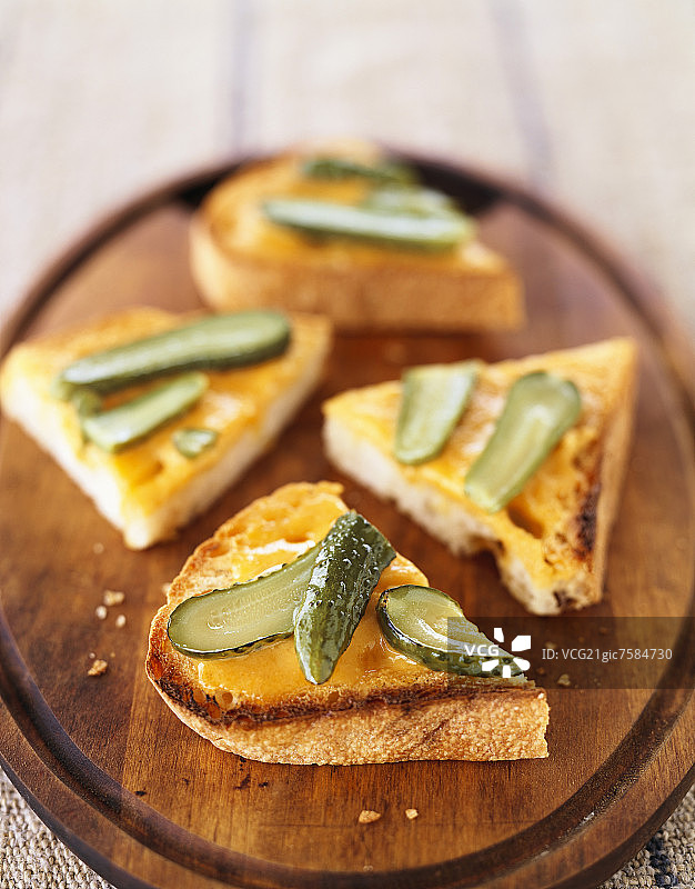 配酸黄瓜的切达奶酪吐司图片素材
