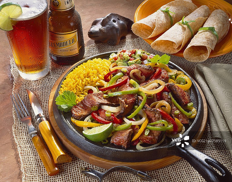 铁板牛排法士达套餐与啤酒图片素材