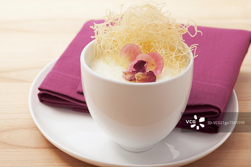 玫瑰花瓣天使面米布丁图片素材