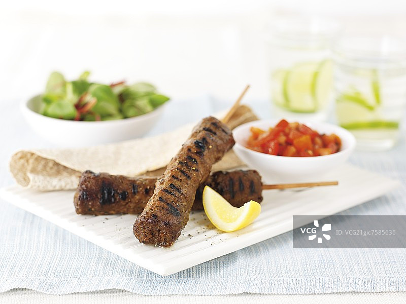 烤肉串配大饼和沙拉图片素材