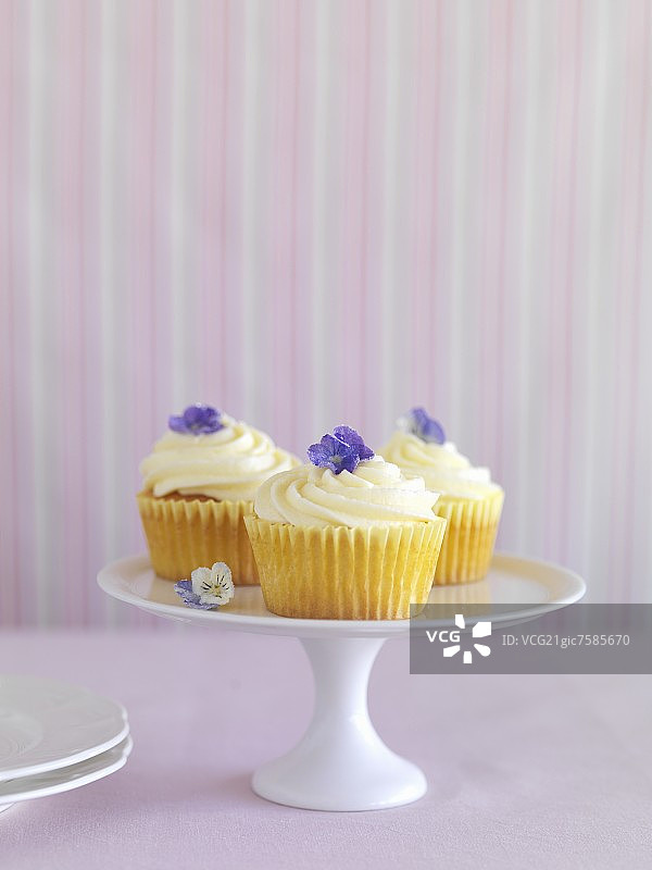 柠檬凝乳纸杯蛋糕图片素材