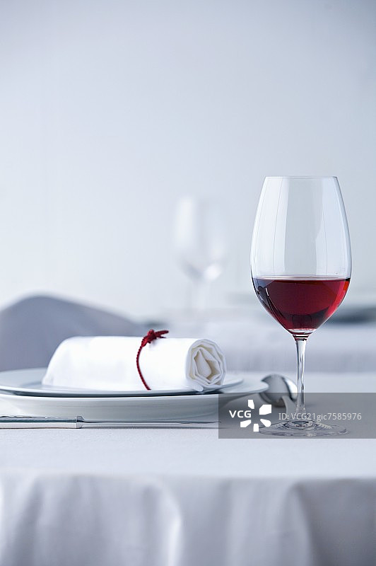 白色桌布上的红酒杯图片素材