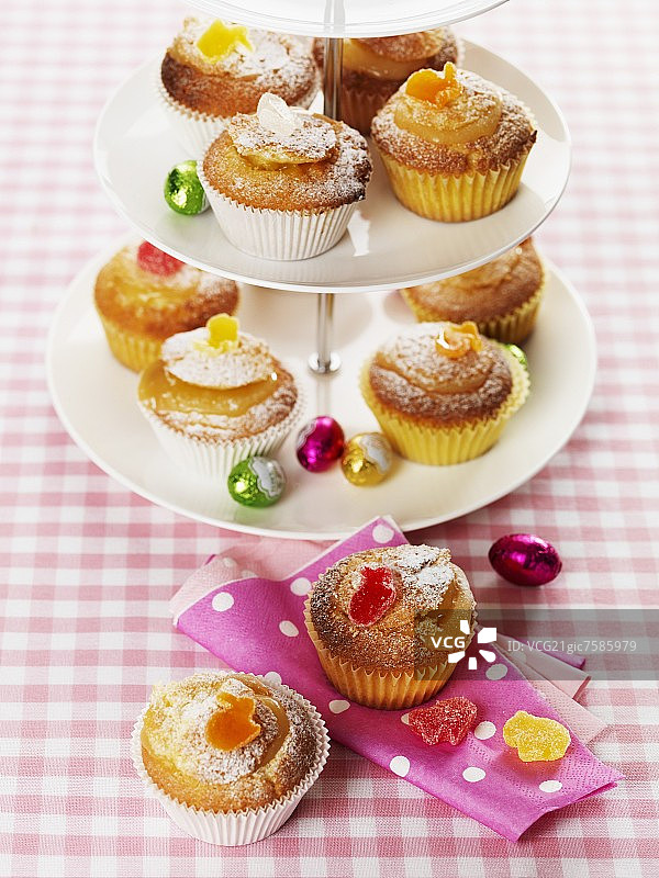多层架子上的柠檬松饼（复活节）图片素材