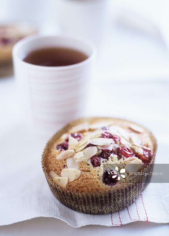 蔓越莓杏仁面包和一杯茶图片素材