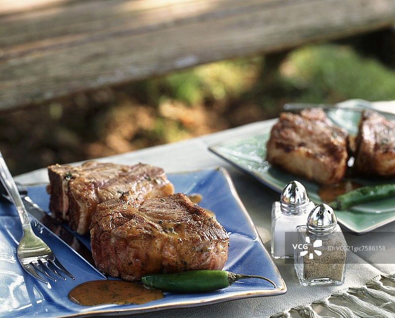 户外餐桌上的泰式辣花生酱羊排图片素材