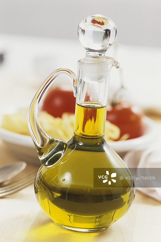 玻璃瓶装橄榄油图片素材