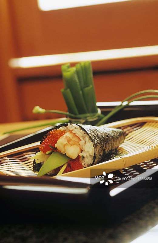 鱼子酱装饰的加州卷图片素材