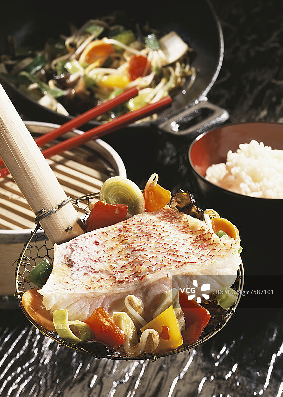 带锅蔬菜的红鱼图片素材