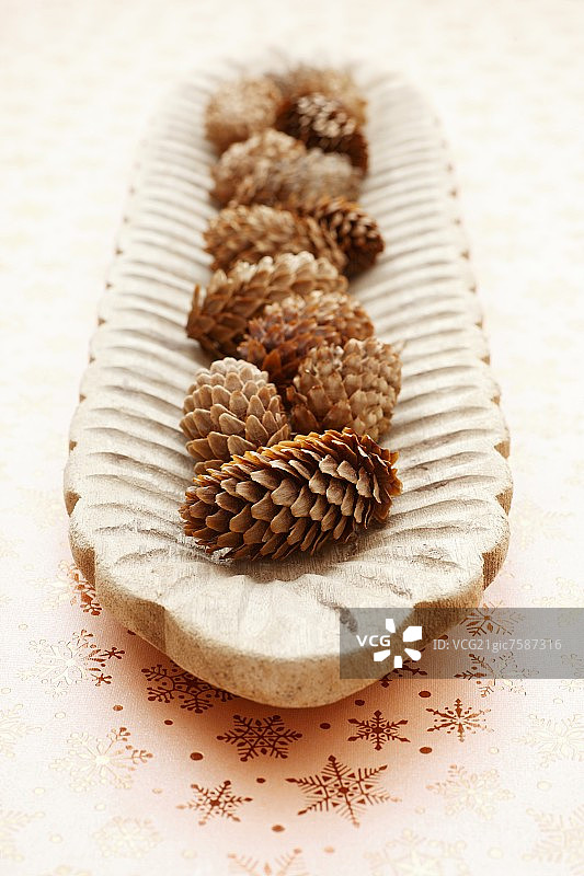 木碗里的松果图片素材