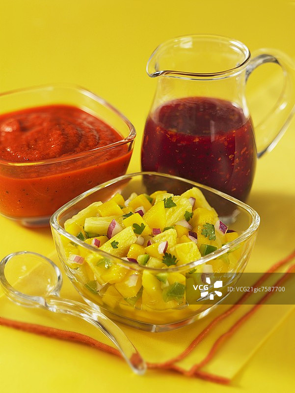 三种不同的酱汁图片素材