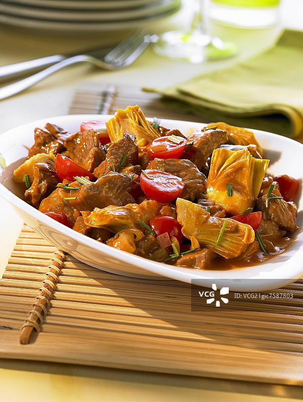 地中海风味羊肉炖菜配朝鲜蓟和番茄图片素材