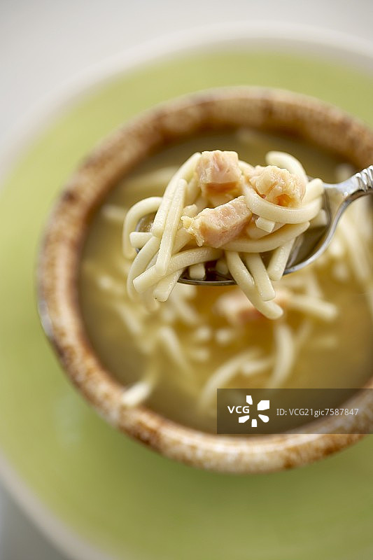 鸡肉面条汤匙特写图片素材