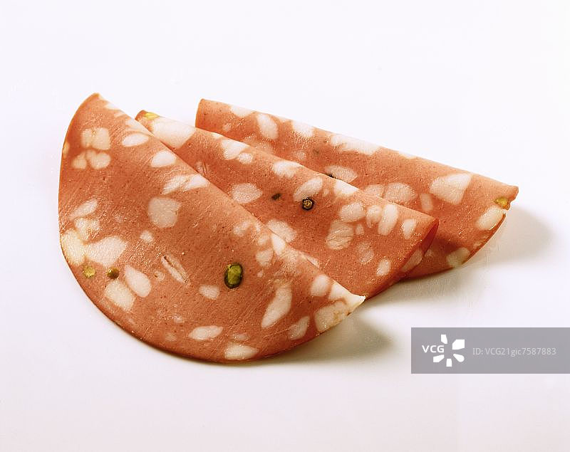 白色背景上的三片意大利肉肠图片素材