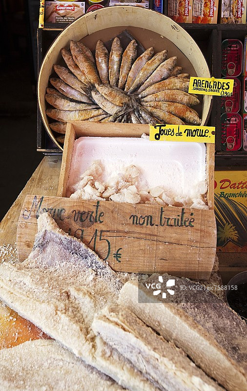 法国佩皮尼昂商店里的干鱼图片素材
