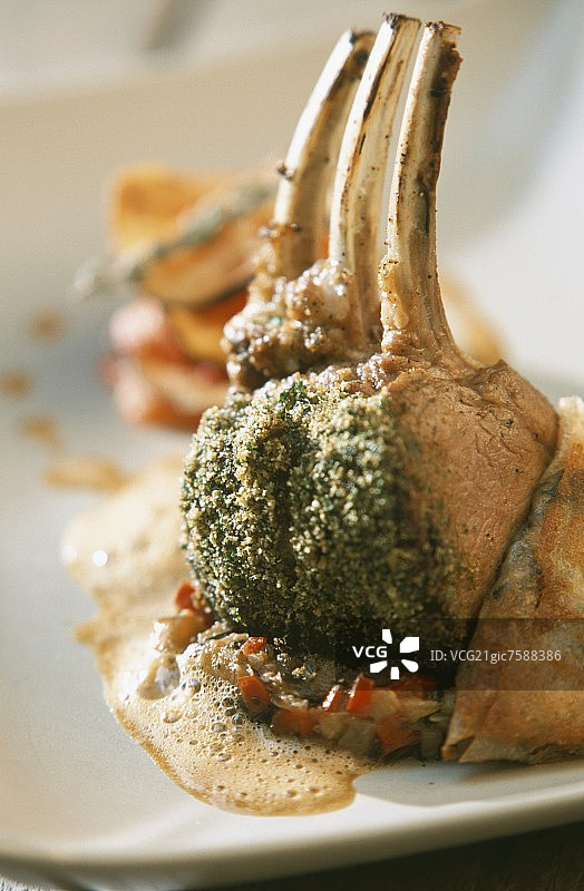 香草外壳羊排配菠菜馅饼图片素材