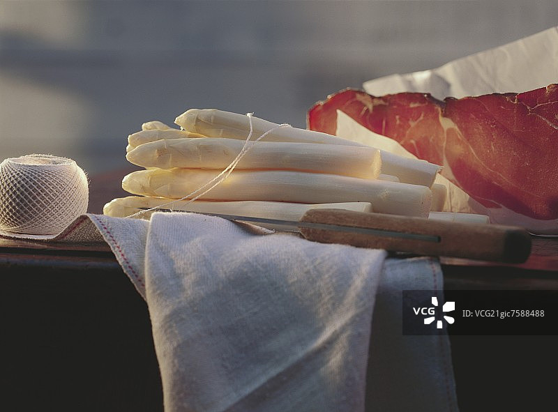 木桌、白色芦笋和意式火腿图片素材