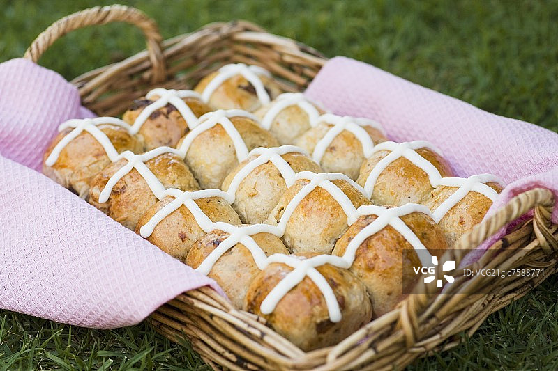 柳条托盘上的十字面包图片素材
