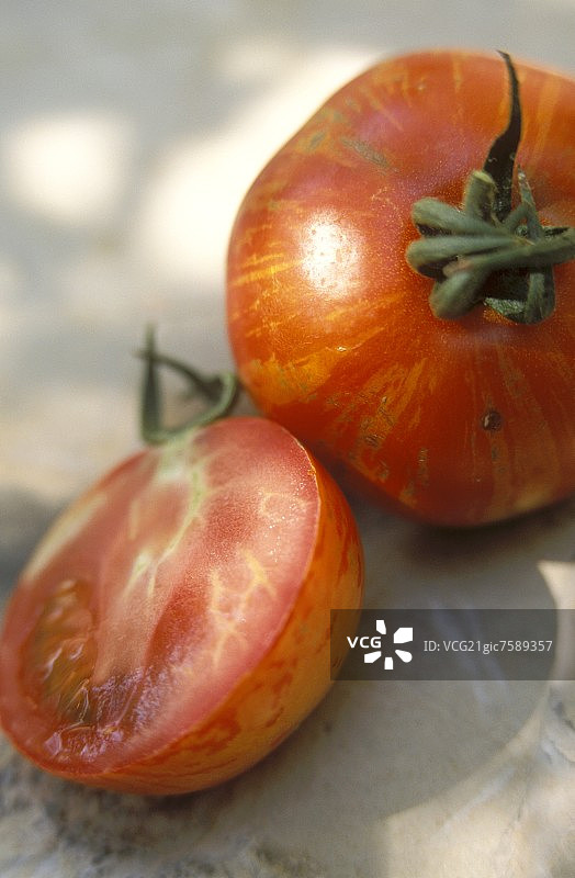 红色条纹番茄，红斑马品种图片素材