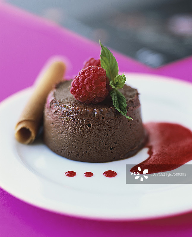 覆盆子酱和威化巧克力冰淇淋图片素材