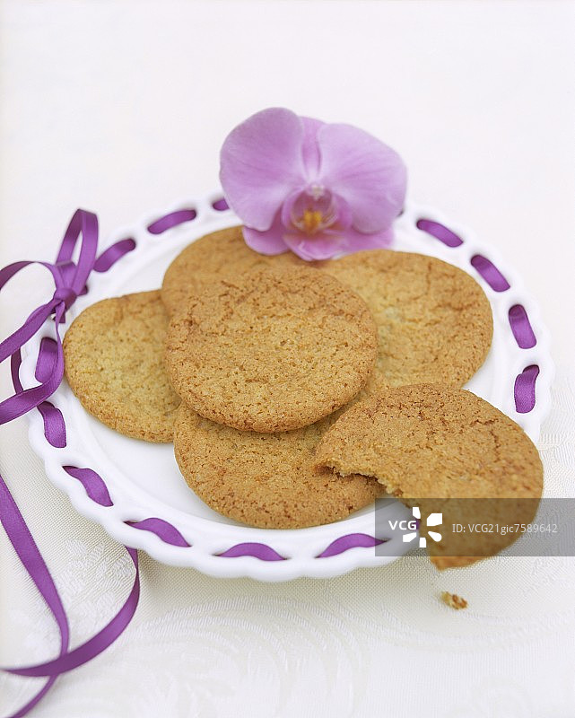 盘子里的姜饼图片素材