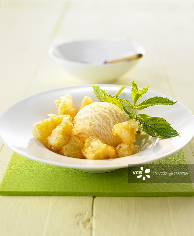 泰式蜂蜜冰淇淋炸菠萝图片素材