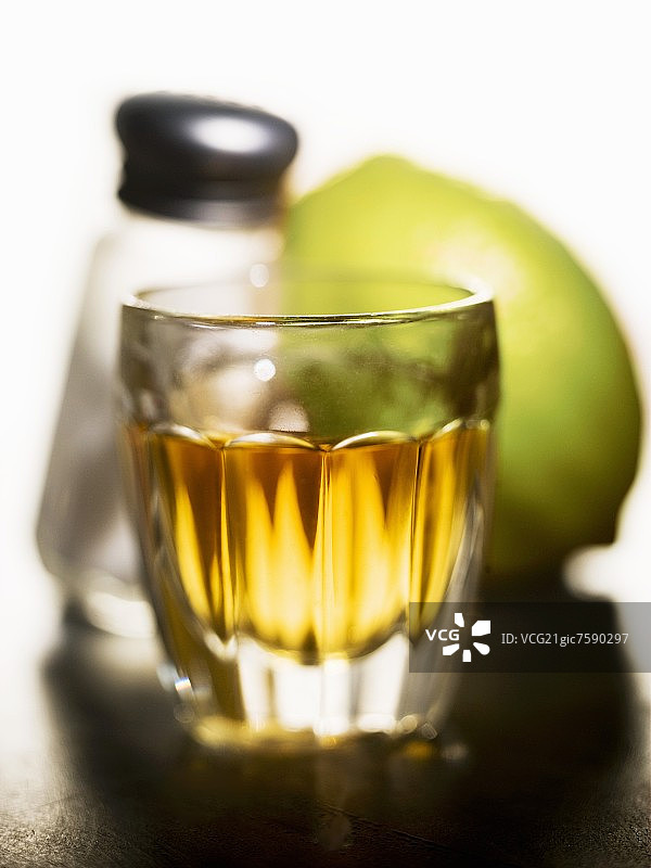 龙舌兰酒加盐和酸橙图片素材