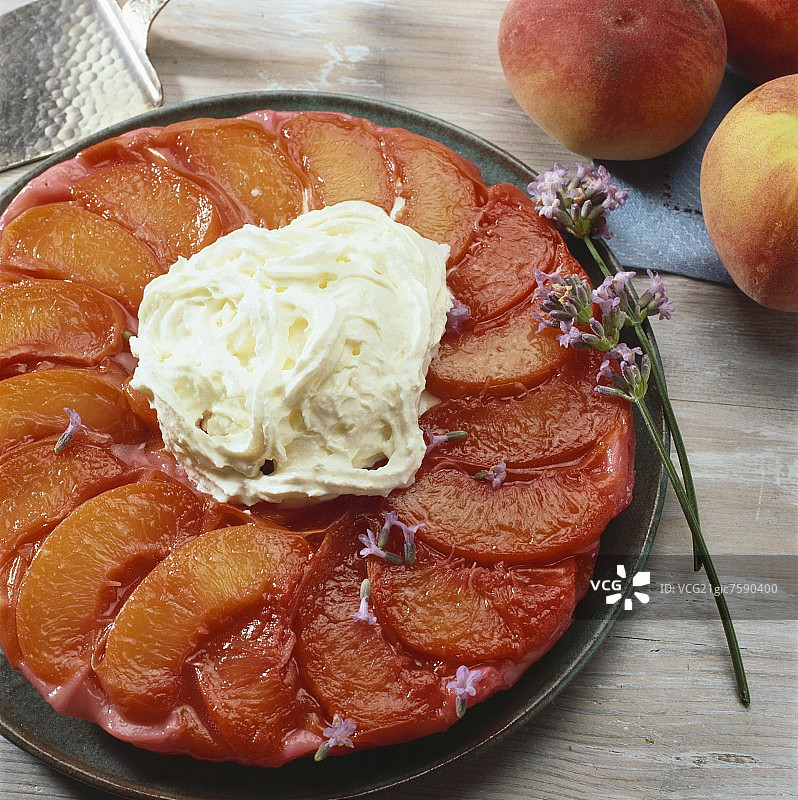 鲜桃塔丁配奶油图片素材
