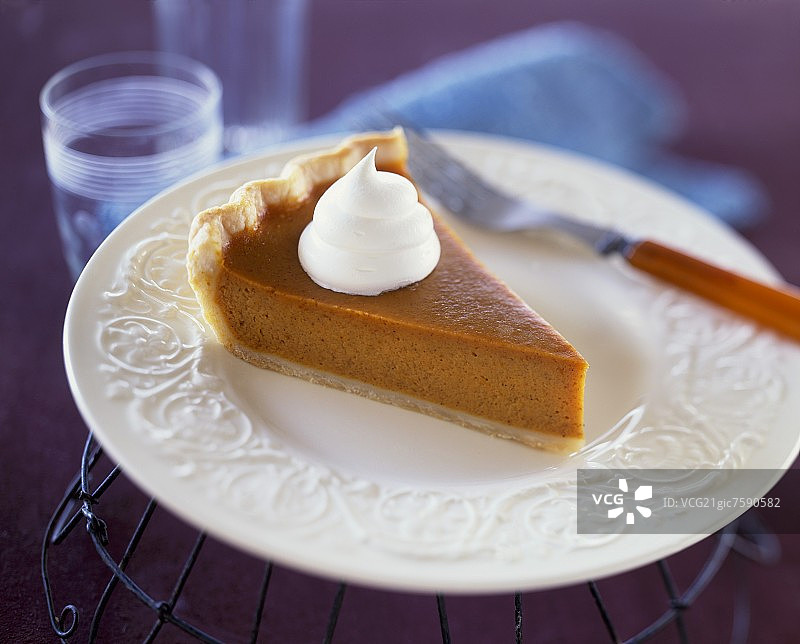 白色盘子里的南瓜派和鲜奶油图片素材