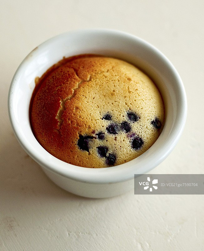 瓷罐中的蓝莓松饼图片素材