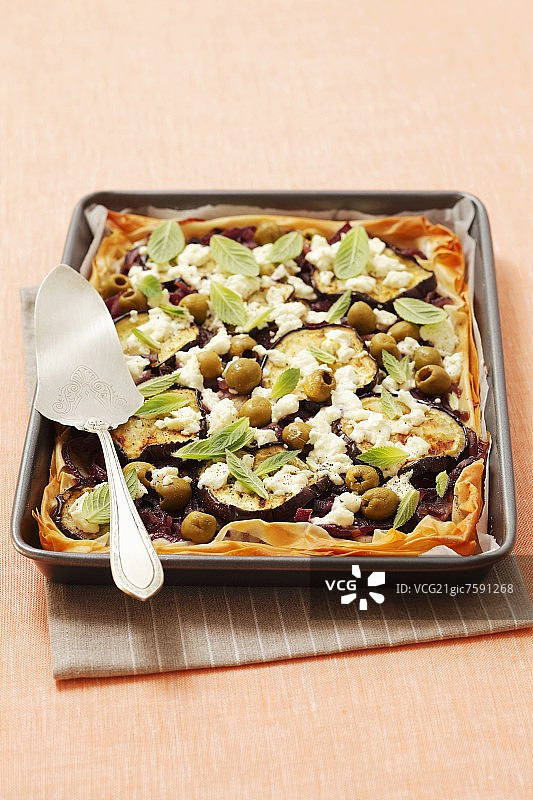 酥皮点心，配茄子、橄榄、焦糖洋葱和菲达奶酪图片素材