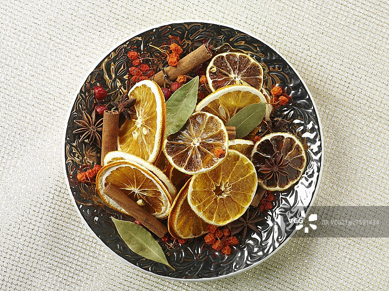 带有干果和香料的香薰混合物图片素材