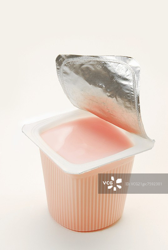 开盖草莓酸奶图片素材