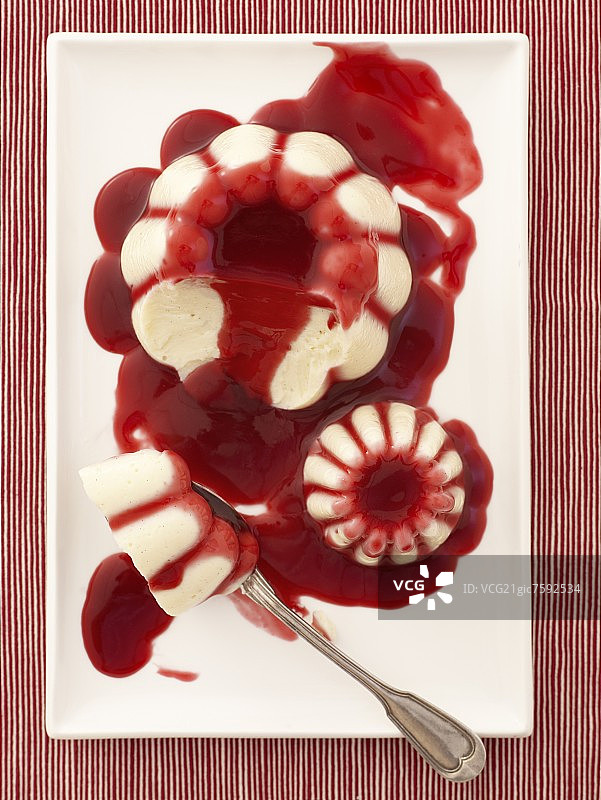 香草奶油冻配浆果酱图片素材