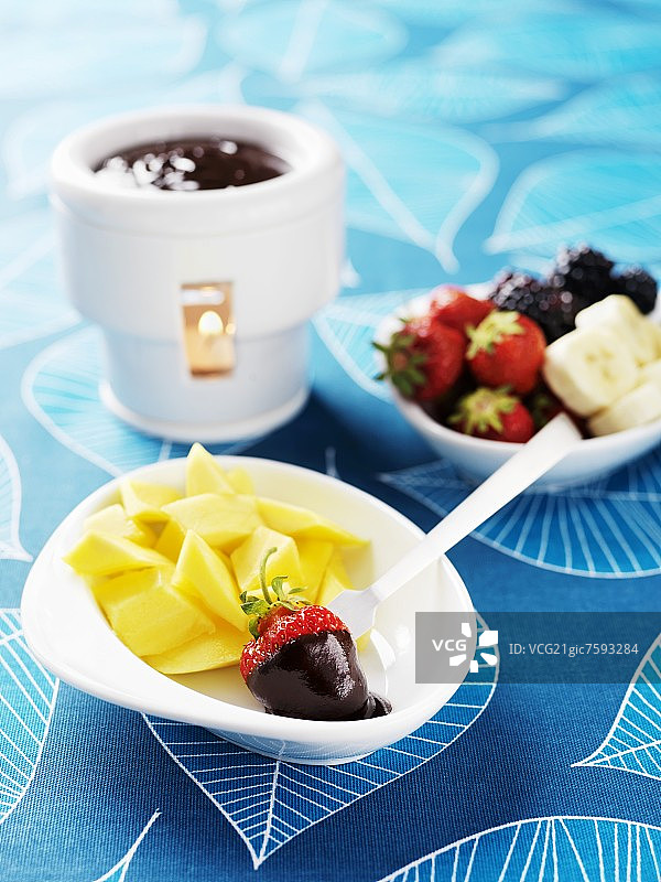 芒果草莓香蕉巧克力火锅图片素材