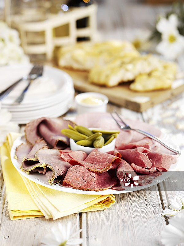 冷盘（火腿，熏牛肉）和酸黄瓜图片素材