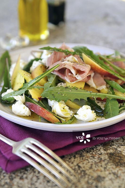 蒲公英沙拉（色彩鲜艳的意大利沙拉配蒲公英叶）图片素材