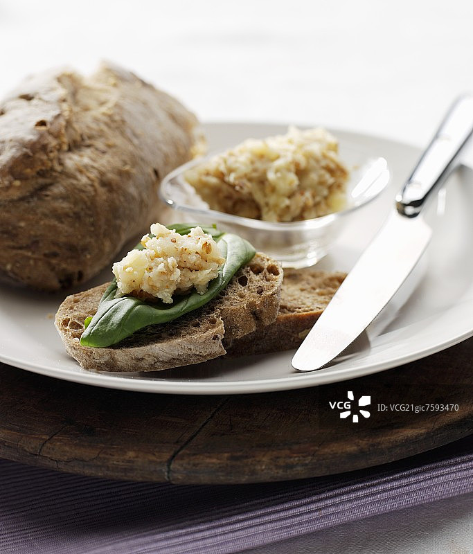 全麦面包搭配松子土豆泥图片素材