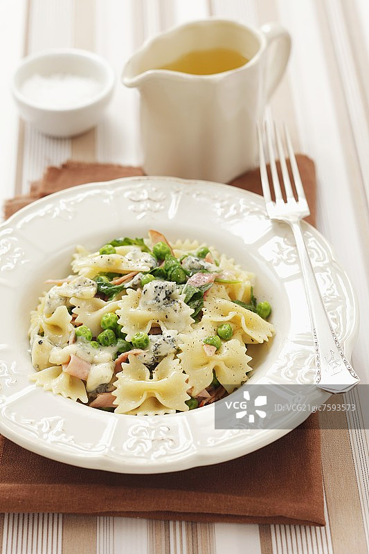 火腿豌豆火箭芝士蝴蝶面图片素材