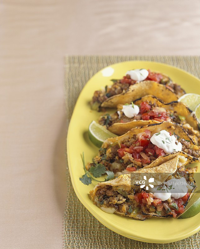 牛肉玉米卷拼盘配莎莎酱和酸奶油图片素材