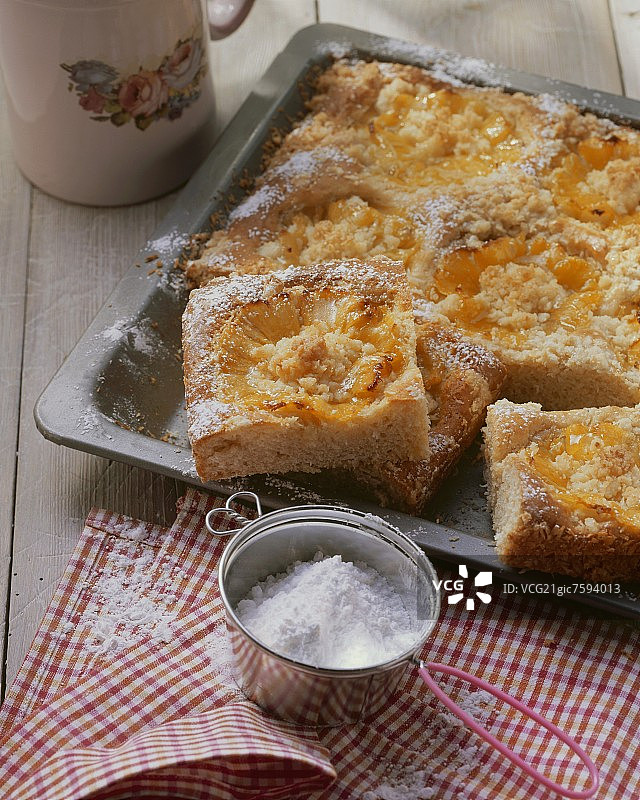 烤盘上的椰蓉菠萝蛋糕图片素材