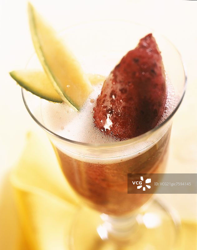 香槟杯中的黑莓和甜瓜冰糕图片素材