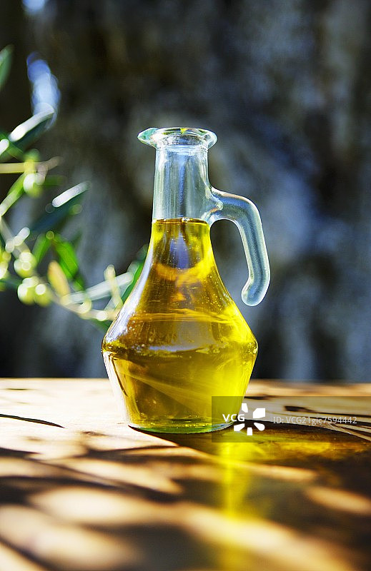 玻璃瓶装橄榄油图片素材