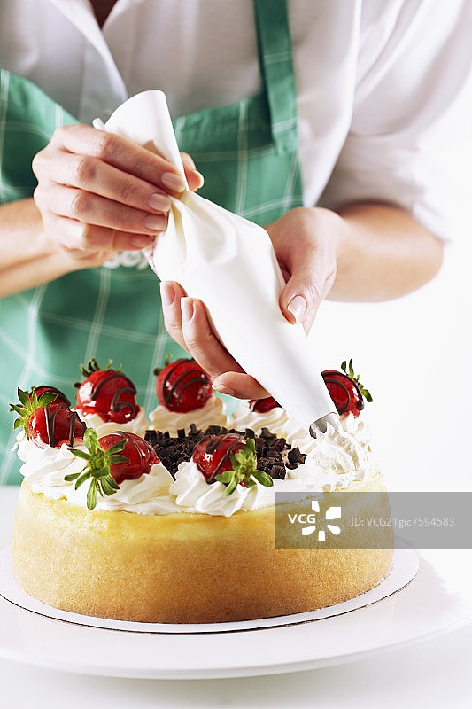 奶油裱花草莓芝士蛋糕图片素材