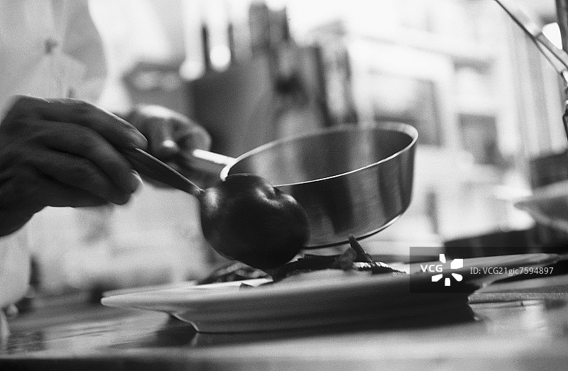 厨师摆盘（黑白照片）图片素材