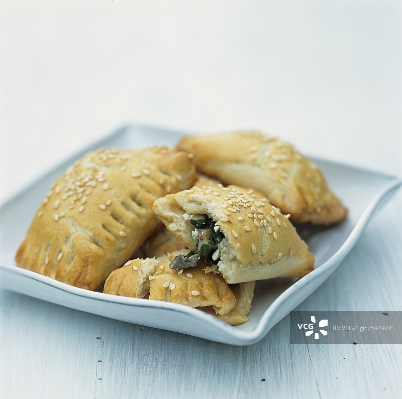 菠菜和羊乳酪馅饼配芝麻图片素材