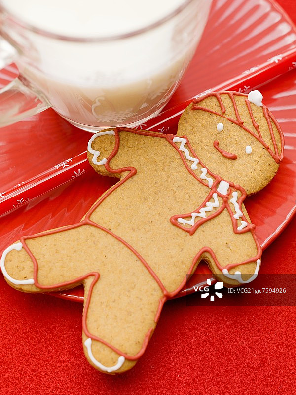 姜饼人和一杯牛奶图片素材